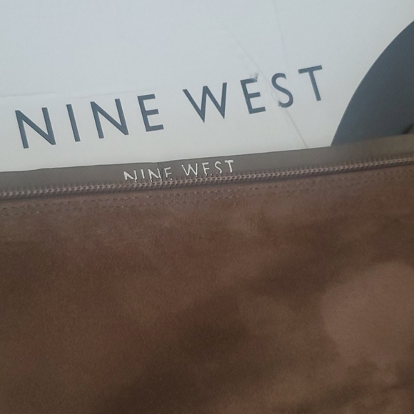 👢 Boots - Picture 9 of 10